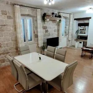 https://apartman-old-town.hotels-in-trogir.com